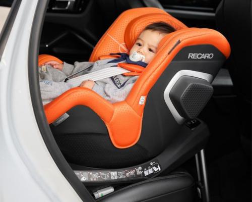 bebe viajando a contramarcha en la silla de auto Recaro Axion Toron 1 con protecci&oacute;n lateral avanzada